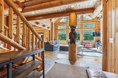 Stunning Log Home in Prime Killington Location with Hot tub Ridgetop