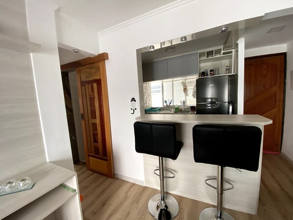 Fridge, oven, stovetop, coffee/tea maker