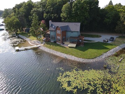 Lakefront 270 view, fireplace, hot tub, wineries! Spring IS coming. Book now!