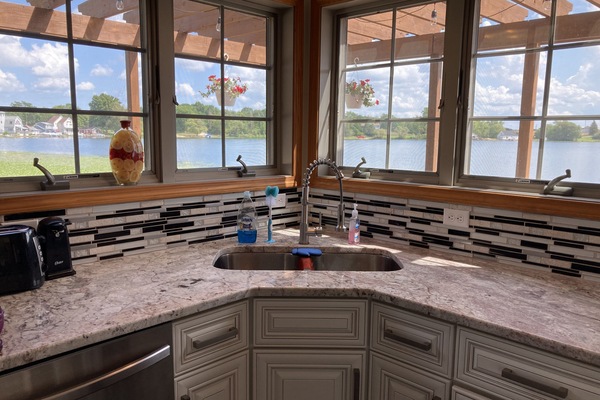 Kylskåp, mikrovågsugn, ugn och spishäll