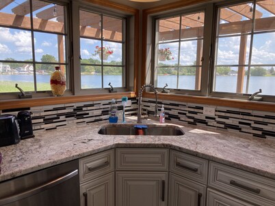 Lakefront 240 view, fireplace, hot tub, wineries near! Beautiful time of year!