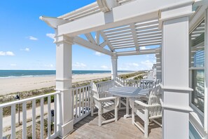 Outdoor dining - "Breathe EZ" - Oceanfront Home, 4 Bedrooms / 3.5 Bathrooms (Holden Beach)