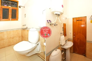 Shower, rainfall showerhead, free toiletries, bathrobes - Goroomgo Silver Tree inn Bhimtal (Nainital)