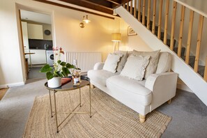 TV, fireplace, Netflix, DVD player - White Rose Cottage, Constable Burton, Yorkshire Dales (Leyburn)
