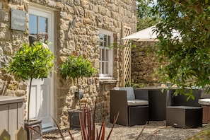Terrace/patio - White Rose Cottage, Constable Burton, Yorkshire Dales (Leyburn)