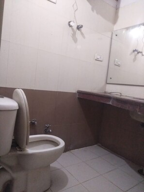 Shower, rainfall showerhead, free toiletries, bathrobes