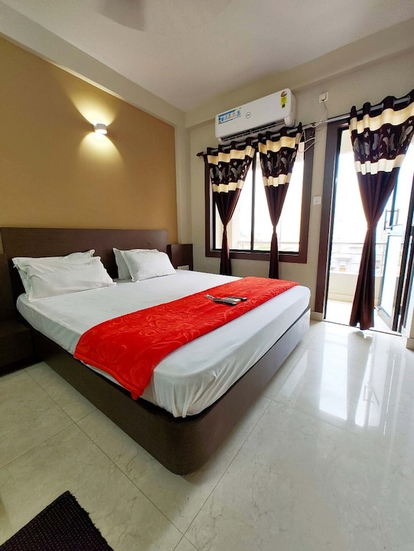 Deluxe Double Room, City View | Egyptian cotton sheets, premium bedding, down duvets, memory-foam beds - Goroomgo UK Palace Puri (Puri)