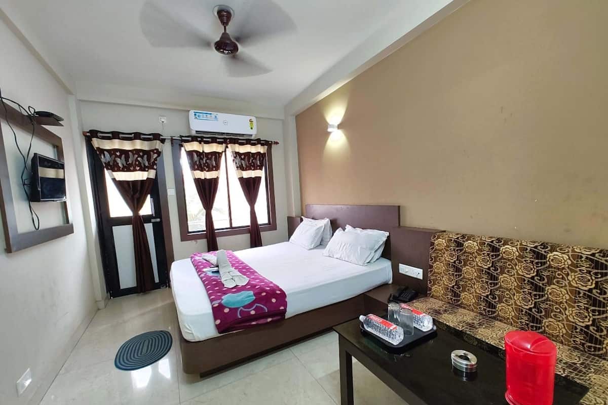 Deluxe Double Room, Multiple Beds | Egyptian cotton sheets, premium bedding, down comforters