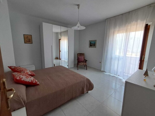 3 bedrooms, iron/ironing board, free WiFi, bed sheets