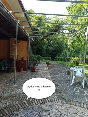 Outdoor dining - Mary House      (Senerchia)
