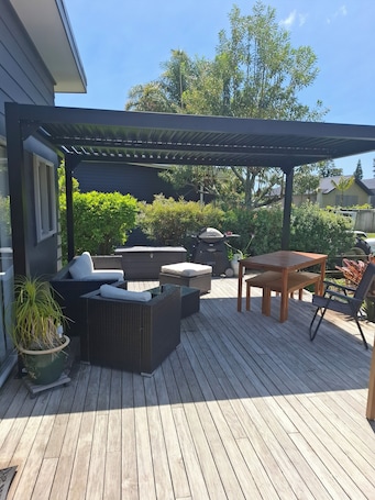 Outdoor dining. Beks Retreat,Estuary Edge,Mangawhai Heads