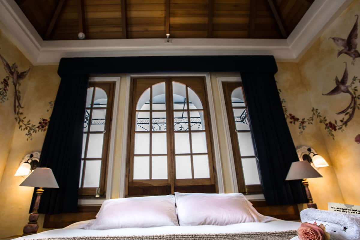 Free WiFi, bed sheets