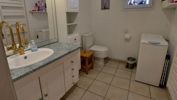 A bathroom with a sink, toilet, and a small window. - CHALET 126 M² in PRALOUP (Uvernet-Fours)