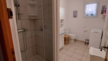 Shower, hair dryer, bidet, towels