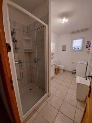 Dusj, hårføner, bidé og håndklær