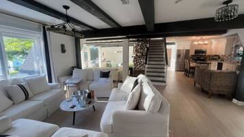 Smart-tv, eldstad, bordsfotboll och en stereo