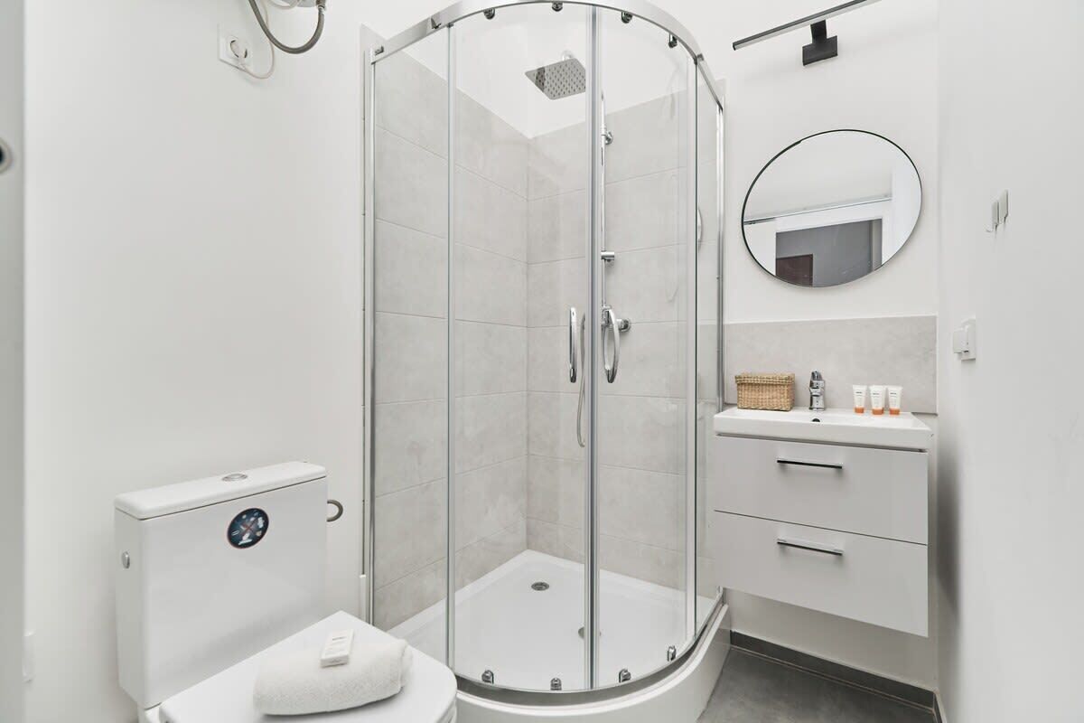 Shower, hair dryer, towels, shampoo