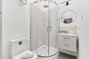 Ducha, secador de pelo, toallas y champú