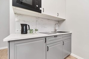 Frigorífico, microondas, placa de cocina y hervidor eléctrico