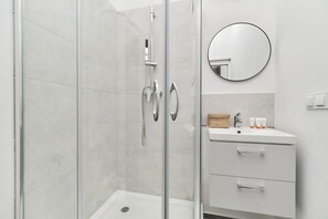 Ducha, secador de pelo, toallas y champú