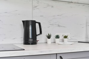 Kühlschrank, Mikrowelle, Herdplatte, Wasserkocher