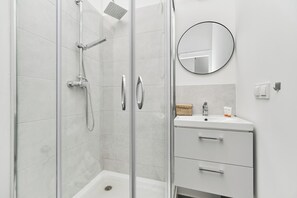 Shower, hair dryer, towels - Functional Studio | 12 Minute Walk to Market Square (Wroclaw)