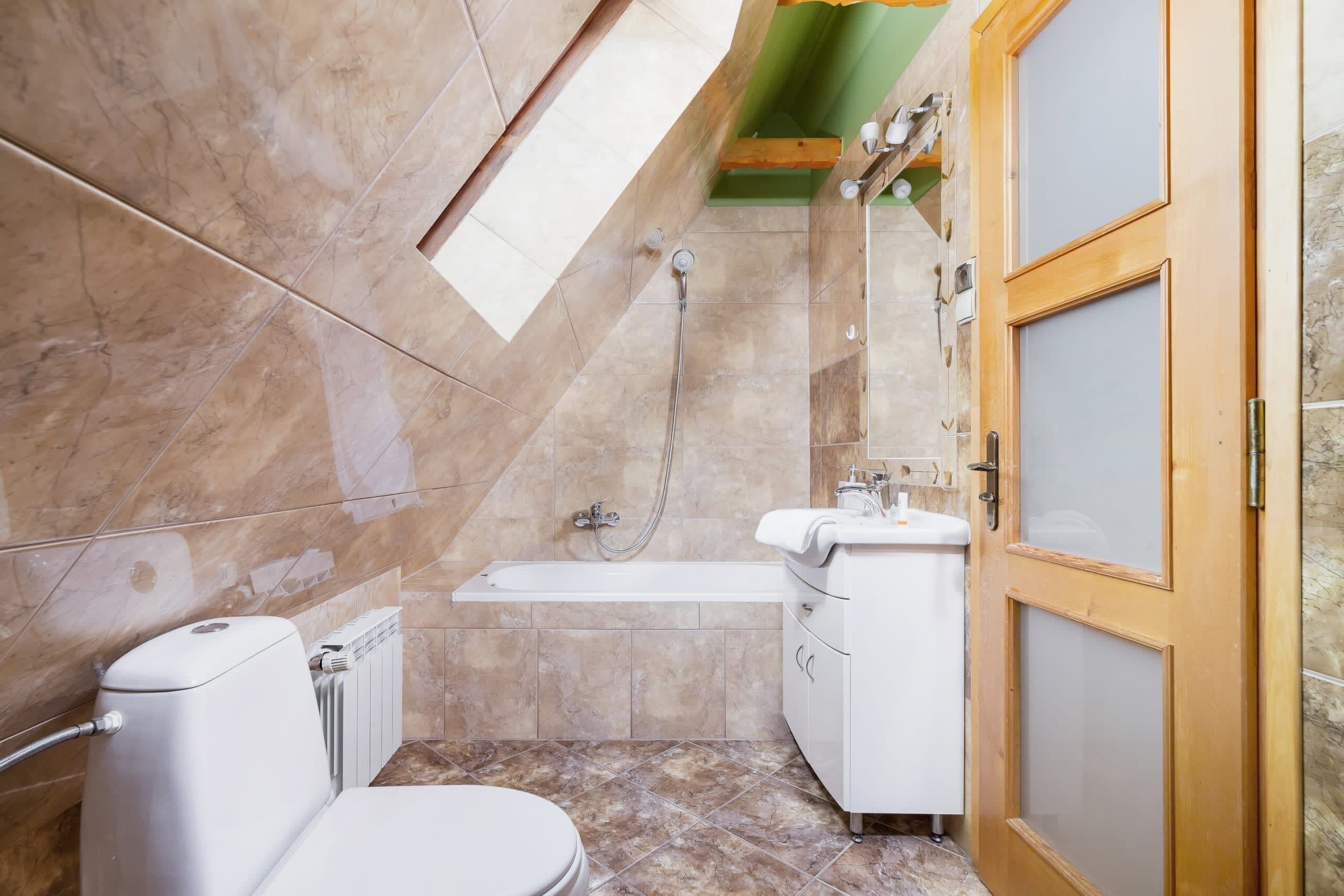Baignoire, sèche-cheveux, serviettes fournies, shampoing