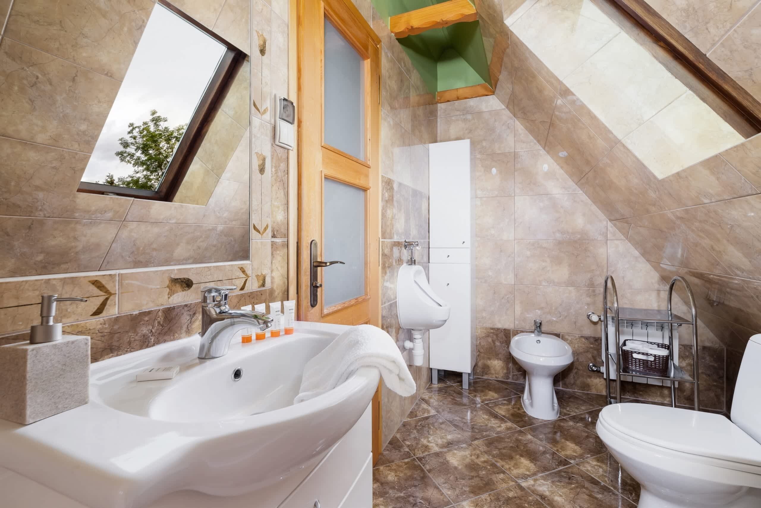 Badewanne, Haartrockner, Handtücher