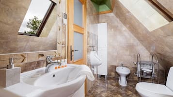 Tina, secadora de cabello, toallas