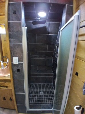 Dusche, Haartrockner, Handtücher, Seife