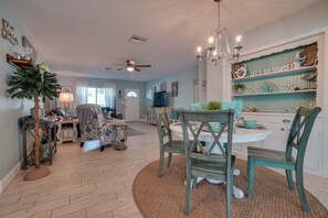 Casa, 2 quartos, piscina particular | Opções para refeição no quarto