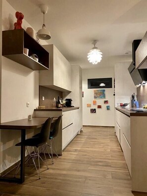 Réfrigérateur, four à micro-ondes, un four, surface de cuisson