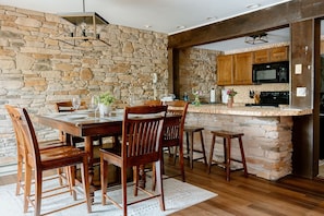Dining - Boulder Lake Retreat  (Lake harmony)