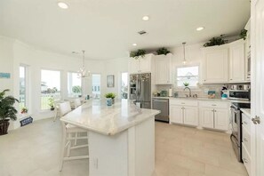 Fridge, microwave, oven, stovetop - Beach views - 4 min walk to Beach Elevator Dogs allowed Fenced yard  EV Charger  (Galveston)