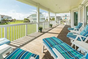 Terrace/patio - Beach views - 4 min walk to Beach Elevator Dogs allowed Fenced yard  EV Charger  (Galveston)