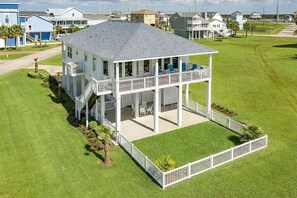 Exterior - Beach views - 4 min walk to Beach Elevator Dogs allowed Fenced yard  EV Charger  (Galveston)