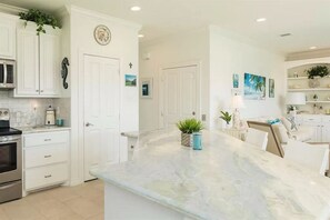 Fridge, microwave, oven, stovetop - Beach views - 4 min walk to Beach Elevator Dogs allowed Fenced yard EV Charger (Galveston)