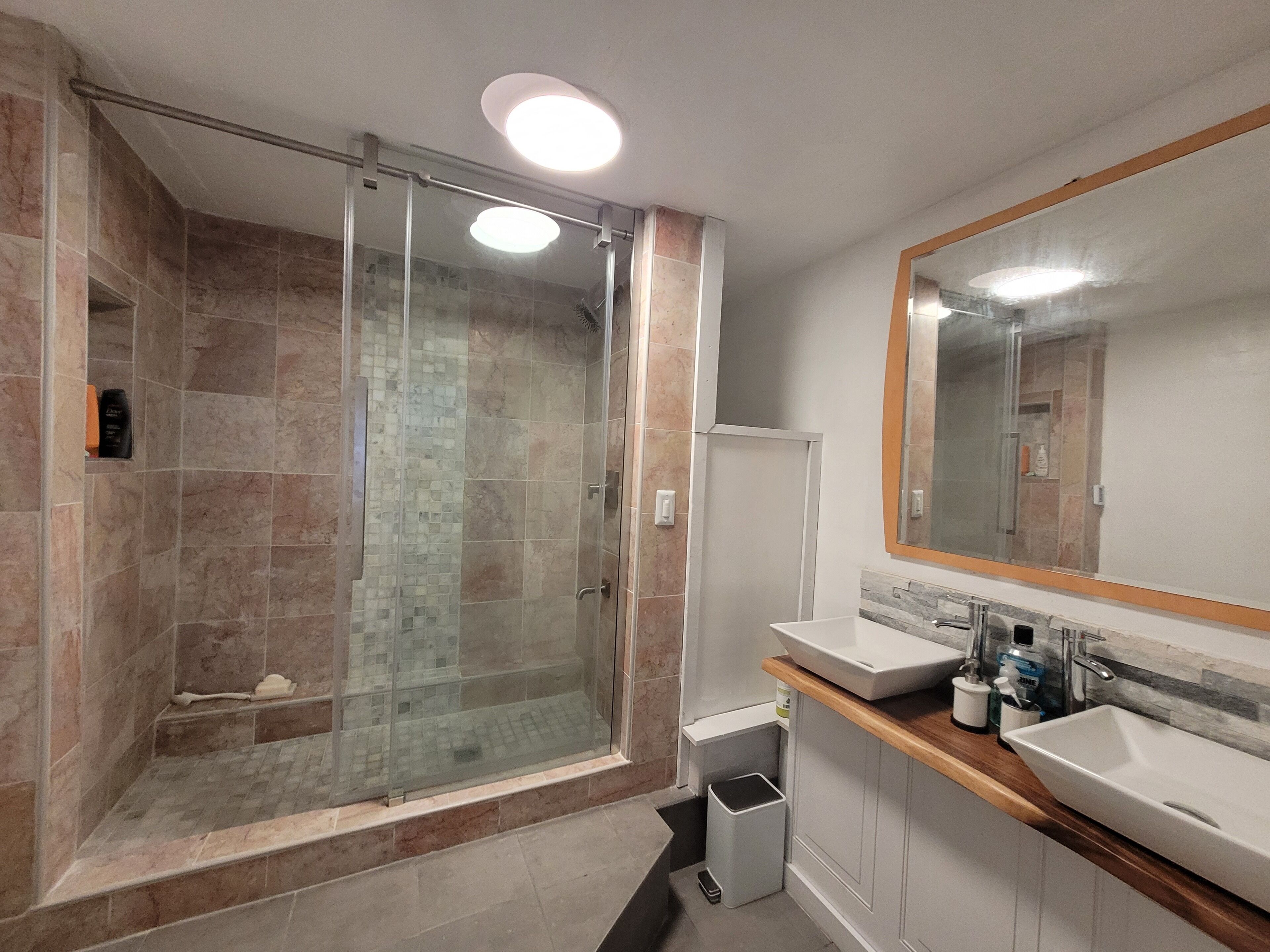 淋浴设施、毛巾、肥皂、卫生纸