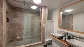 Dusche, Handtücher, Seife, Toilettenpapier