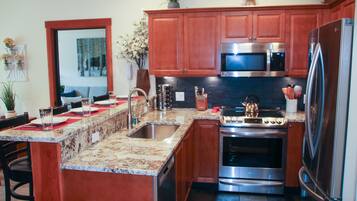 雪櫃、微波爐、焗爐、爐具