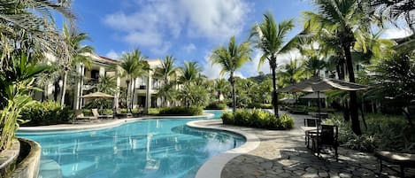 Una piscina al aire libre