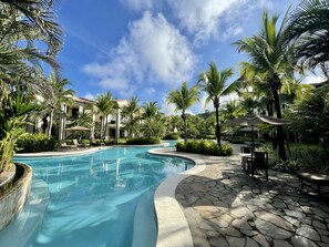 Una piscina al aire libre