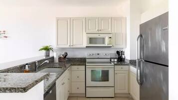 KylskÄp, mikrovÄgsugn, ugn och spishÀll