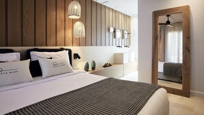 Une chambre d’hôtel moderne avec un grand lit, des murs recouverts de panneaux en bois et un grand miroir.