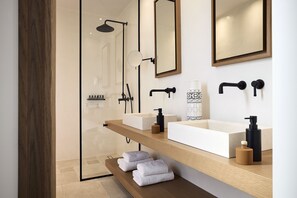 Doccia, asciugacapelli, asciugamani, sapone