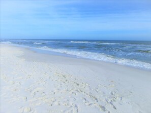 On the beach - Beach Club D1408- Direct Gulf View - Beach - Pool - sleeps 8- Grill (Gulf Shores)