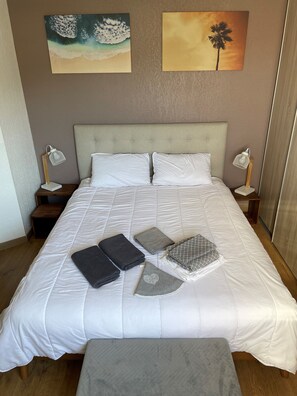 2 bedrooms, desk, iron/ironing board, travel crib