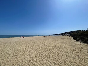 A wide sandy beach with a clear blue sky. - Peaceful Stay in Ste Maxime – 2BR Apartment with Pool, A/C, Balcony, Parking (Sainte-Maxime)