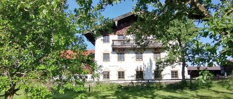 المنشأة من الخارج