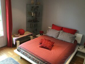 2 عدّة غرف نوم ومكواة/لوح كي وواي فاي وملاءات أسرّة